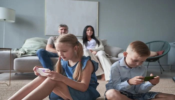 Τεχνολογία και Κίνδυνοι στη Διαμόρφωση Χαρακτήρα Παιδιών &&nbsp;Εφήβων